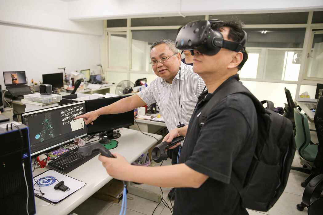 臺科大工程學院陳明志院長帶領的團隊，以3D虛擬實境(VR)模擬流體力學，讓學生以不同角度觀察由上往下墜落的球體之流場、壓力分佈以及速度。